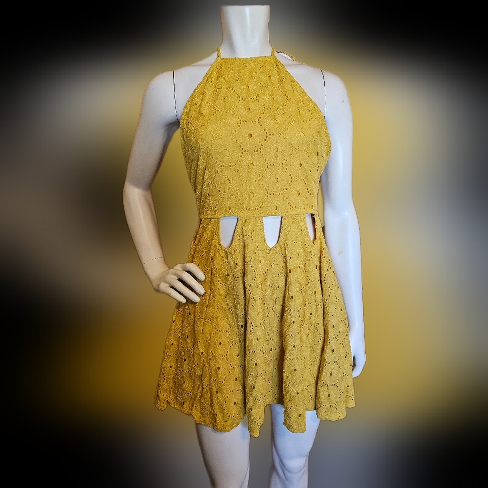 💙 86. London Rose Size Medium Yellow Woven Dress